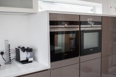 Hi-MACS Vertical Worktop Wrapping Mid Height Unit