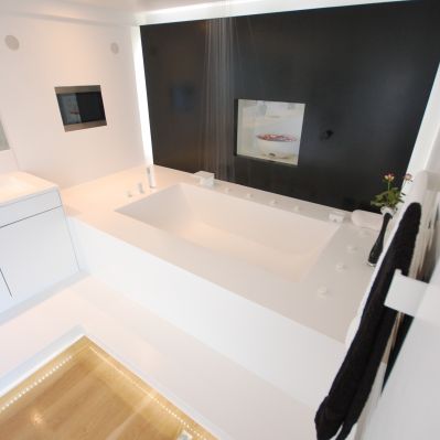 Bespoke Bath with Bath Surround