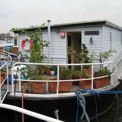 Barge with bespoke HI-MACS Bathroom