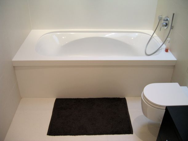 Glacier White Corian bespoke overbath surround